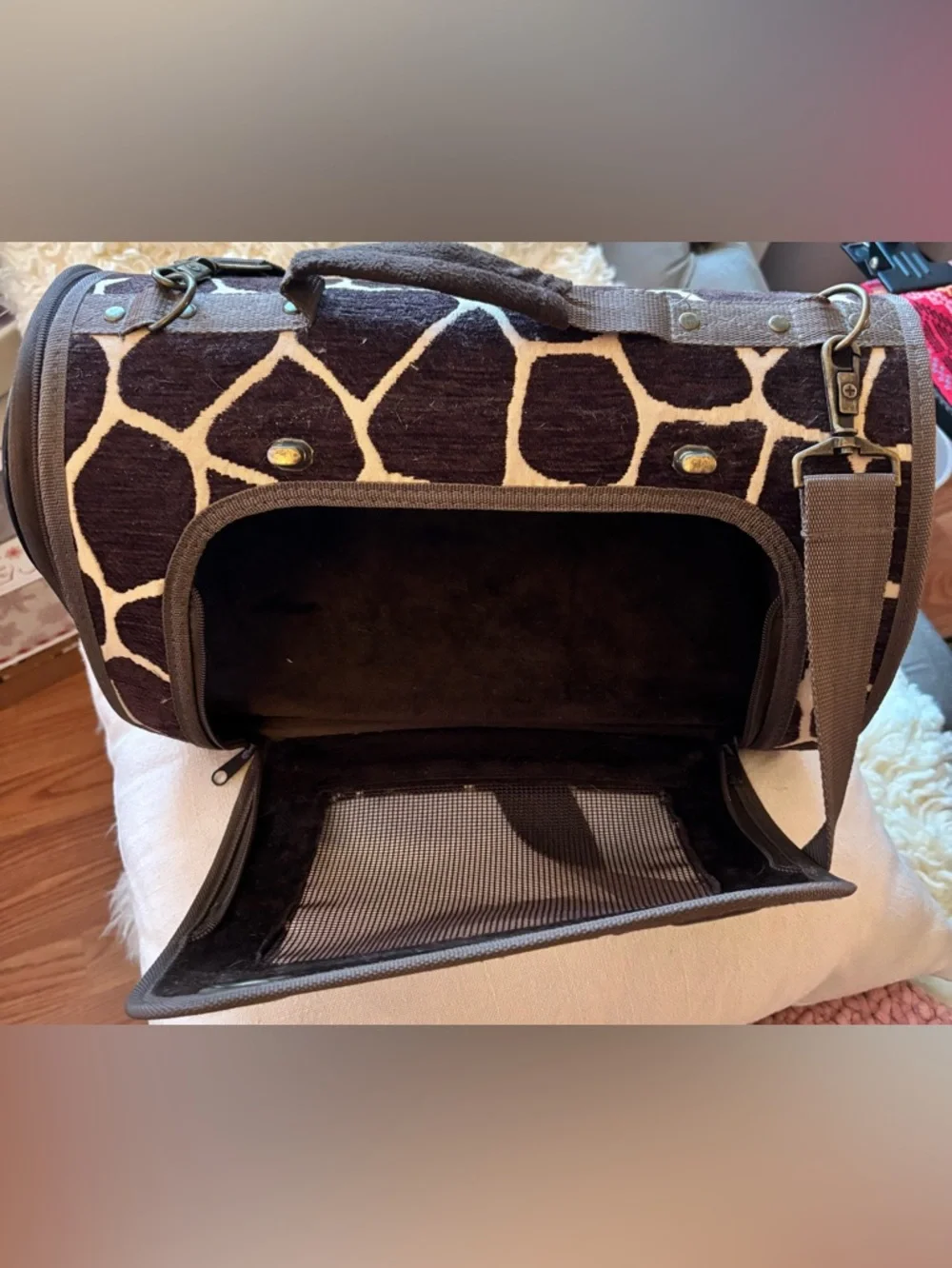 Brown Giraffe-Print pet carrier